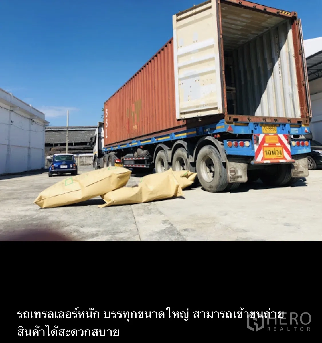 Warehouse for rent in Mueang Pathum Thani, Pathum Thani - Container truck loading in a large yard, demonstrating easy access for 40-foot trailers.