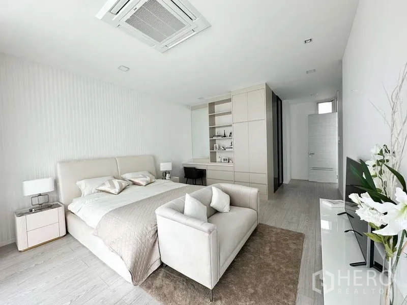独立式住宅 出租或出售在Bang Phli, Samut Prakan - 宽敞主卧，带沙发、书桌与内置收纳。