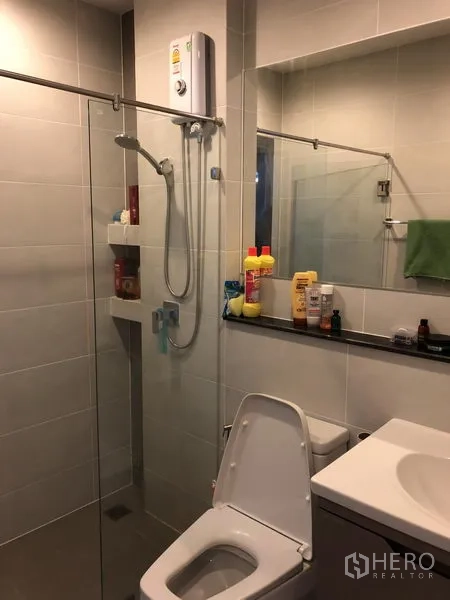 独立式住宅 出租在Saphan Sung, Bangkok - 现代浴室，玻璃淋浴间、洗手台与坐便器一应俱全。