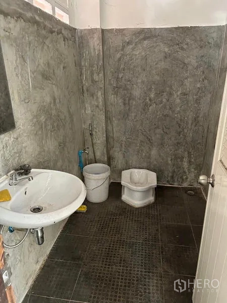 คลังสินค้า ให้เช่าในMueang Samut Prakan, Samut Prakan - ห้องน้ำปูนเปลือย มีส้วมนั่งยอง อ่างล้างหน้า และพื้นกระเบื้อง