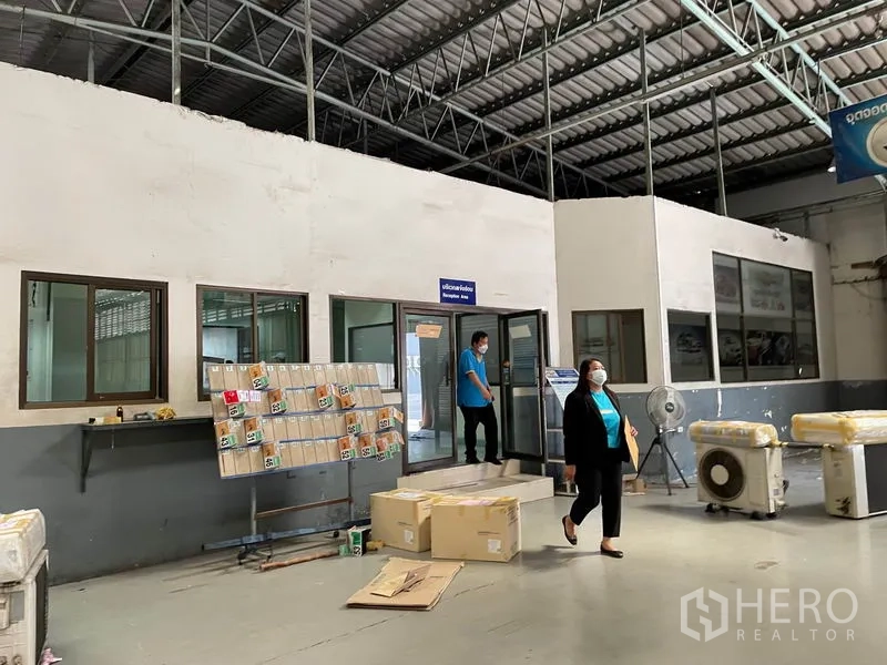 货栈 出租在Prawet, Bangkok - 仓库办公室入口，带玻璃窗与设备，位于金属屋顶下。