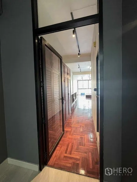 สำนักงานที่บ้าน ให้เช่าในKhlong Toei, Bangkok - โถงทางเดินพื้นปาร์เกต์เงางาม พร้อมตู้บิวท์อิน เชื่อมต่อสู่ห้องสว่าง