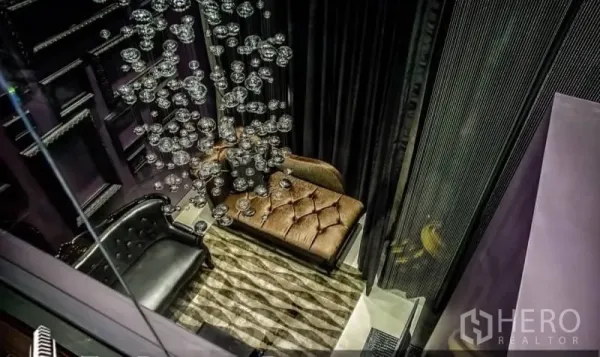 公寓 出租或出售在Khlong Toei, Bangkok - 挑高客厅，皮质贵妃椅与玻璃气泡装饰吊灯。