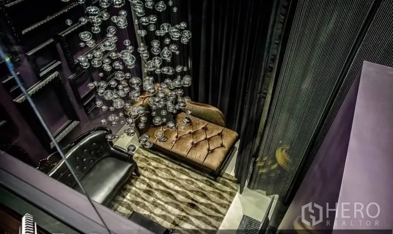 公寓 出租或出售在Khlong Toei, Bangkok - 挑高客厅，皮质贵妃椅与玻璃气泡装饰吊灯。