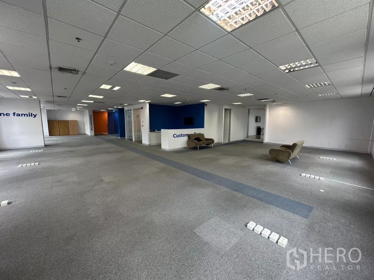 办公空间 出租在Watthana, Bangkok - 大型办公区内的休息与接待空间。