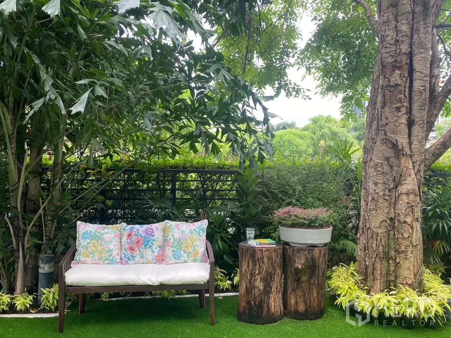 บ้านเดี่ยว for sale in Suan Luang, Bangkok - ม้านั่งสวนและโต๊ะข้างทำจากขอนไม้ใต้ต้นไม้ใหญ่และแนวพุ่ม