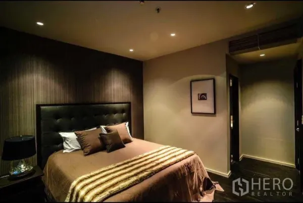 คอนโด ให้เช่าหรือขายในKhlong Toei, Bangkok - ห้องนอนบรรยากาศอบอุ่น หัวเตียงบุผ้า ไฟดาวน์ไลท์และโทนสีเรียบหรู