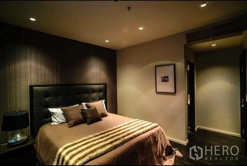 คอนโด ให้เช่าหรือขายในKhlong Toei, Bangkok - ห้องนอนบรรยากาศอบอุ่น หัวเตียงบุผ้า ไฟดาวน์ไลท์และโทนสีเรียบหรู