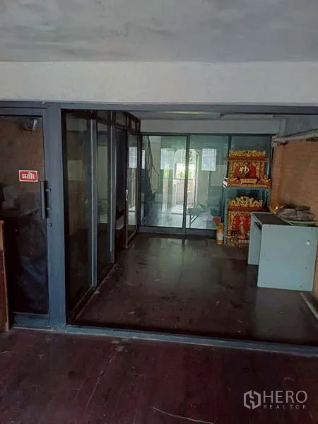 Shophouse for rent in Pom Prap Sattru Phai, Bangkok - Glass-partitioned area with sliding doors forming a compact office space.