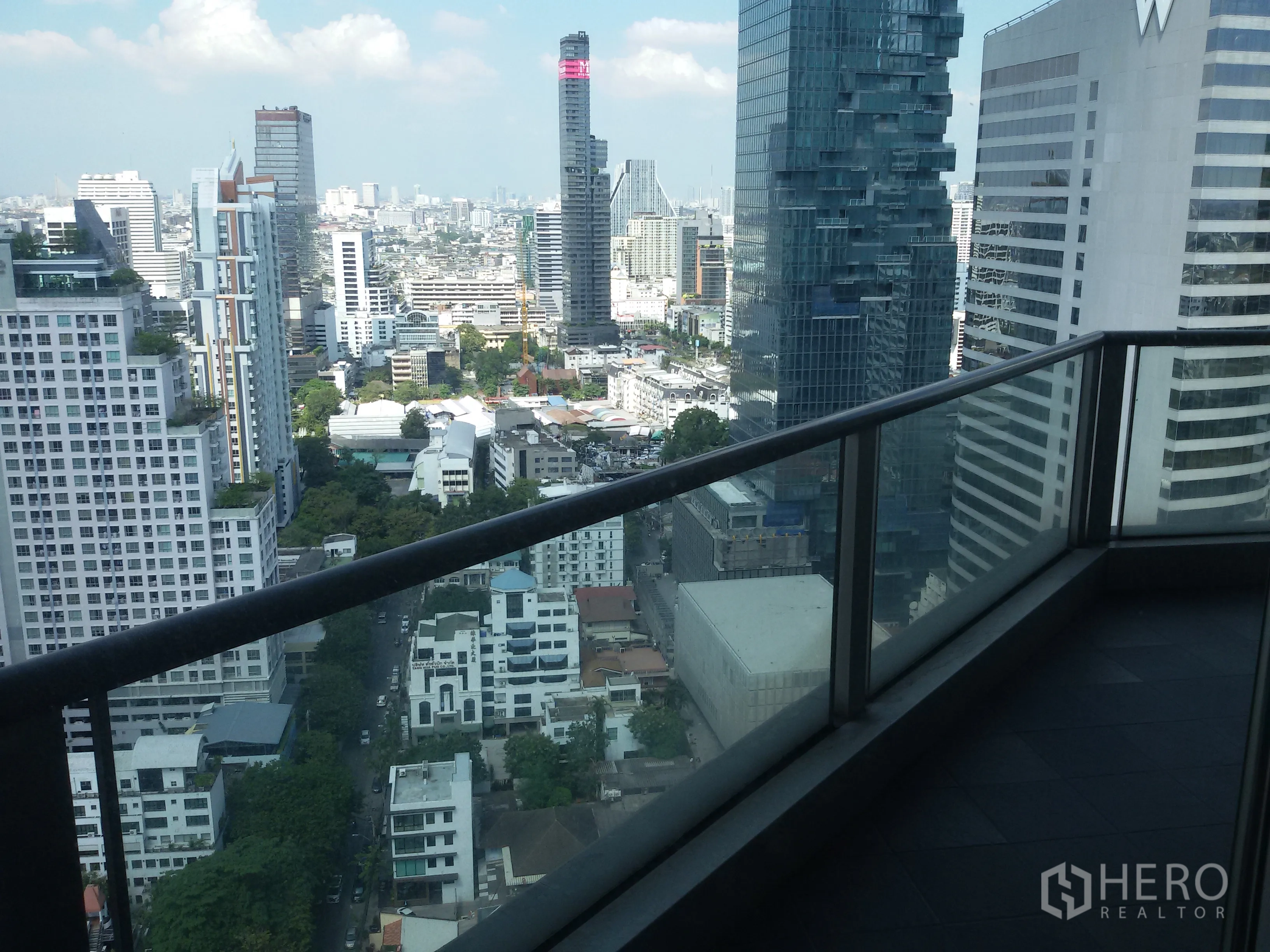 Condominium for rent in Sathon, Bangkok - High-floor balcony with sweeping view of the Sathorn skyline and landmark towers.
