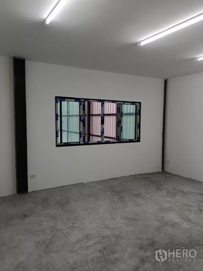 คลังสินค้า ให้เช่าในBang Phli, Samut Prakan - ห้องออฟฟิศพร้อมไฟฟลูออเรสเซนต์และหน้าต่าง เตรียมติดแอร์ได้