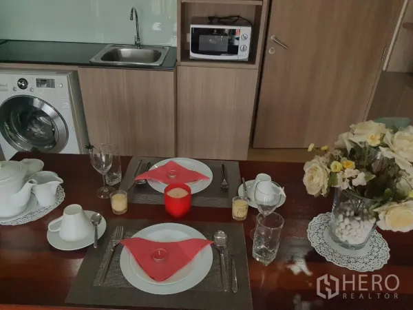 คอนโด ให้เช่าในWatthana, Bangkok - โต๊ะจัดเซ็ตอาหารสำหรับสองท่าน ข้างครัวขนาดกะทัดรัดพร้อมอ่างล้างและเครื่องซักผ้า