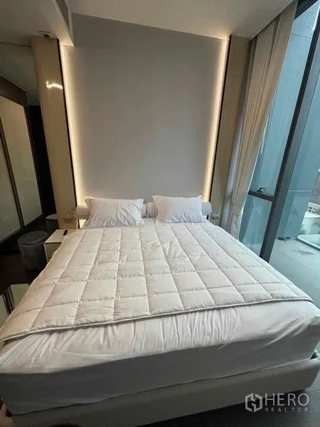 คอนโด ให้เช่า - หัวเตียงไฟซ่อนและหน้าต่างเต็มบานรับแสงธรรมชาติ