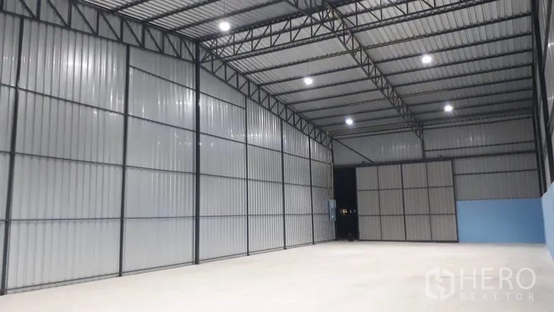 货栈 出租在Khlong Luang, Pathum Thani - 仓库内部大空间，高挑钢结构屋顶，明亮LED照明与平整混凝土地面。