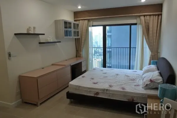 คอนโด ให้เช่าในKhlong Toei, Bangkok - ห้องนอนหลักกว้าง โต๊ะทำงาน ตู้บิวท์อิน และระเบียงชมวิวสกายไลน์