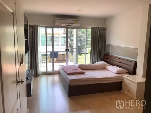 ทาวน์เฮาส์ ให้เช่าหรือขายในSuan Luang, Bangkok - ห้องนอนใหญ่ เตียงคิงไซส์ ประตูบานเลื่อนออกระเบียง พร้อมเครื่องปรับอากาศและแสงธรรมชาติ