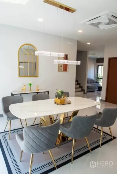 Detached House for rent in Bang Phli, Samut Prakan - Dining area with marble-top table, six quilted chairs and a ceiling cassette air-conditioner.