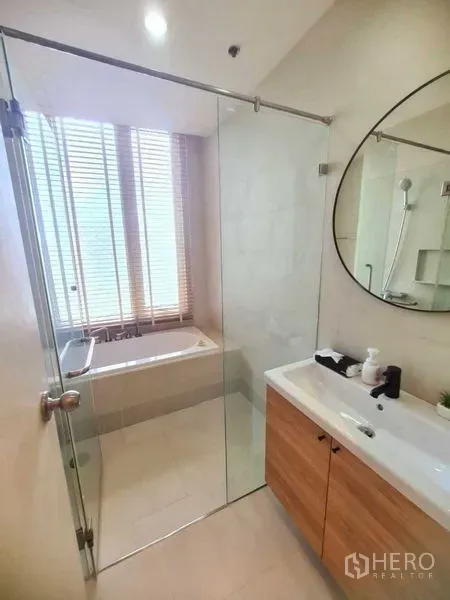 คอนโด ให้เช่าในRatchathewi, Bangkok - ห้องน้ำคอนโดสว่าง พร้อมตู้กระจกกั้นอาบน้ำ แยกอ่างอาบน้ำและหน้าต่างบานใหญ่ ในย่านราชเทวี กรุงเทพฯ