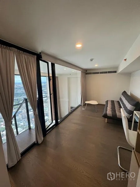 公寓 出租在Ratchathewi, Bangkok - 夹层房间配沙发床与书桌，可通阳台。