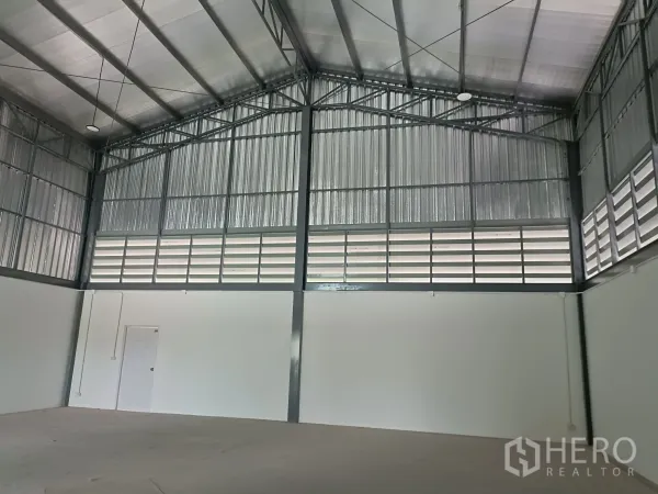 คลังสินค้า ให้เช่าหรือขายในBang Yai, Nonthaburi - ภายในโกดังโปร่ง หลังคาทรงจั่วสูง โครงเหล็ก ฉนวน และช่องระบายอากาศบานเกล็ด