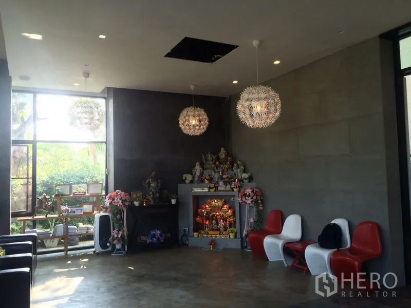 สำนักงานที่บ้าน ขาย - โถงรับรองโปร่งสไตล์โมเดิร์น มีโคมไฟระย้า ผนังคอนกรีต และหน้าต่างบานใหญ่เห็นวิวสวน