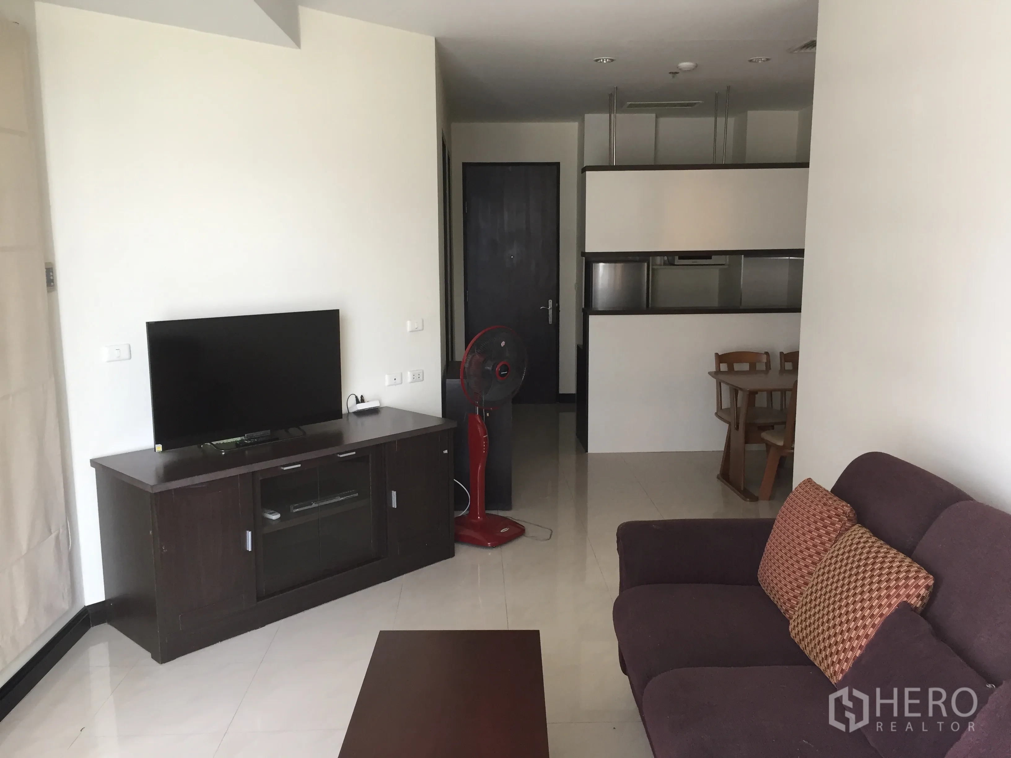 คอนโด ให้เช่าในKhlong Toei, Bangkok - ห้องนั่งเล่นสว่าง มีทีวี โซฟา และพื้นกระเบื้องในคอนโดสมัยใหม่