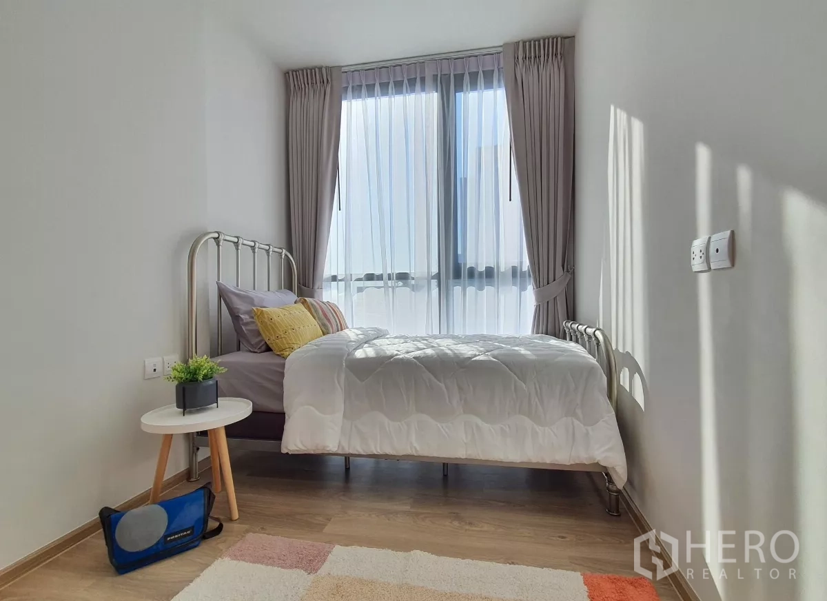 คอนโด ให้เช่าในKhlong Toei, Bangkok - ห้องนอนที่สอง เตียงเดี่ยว หน้าต่างใหญ่ และโต๊ะข้างเตียง