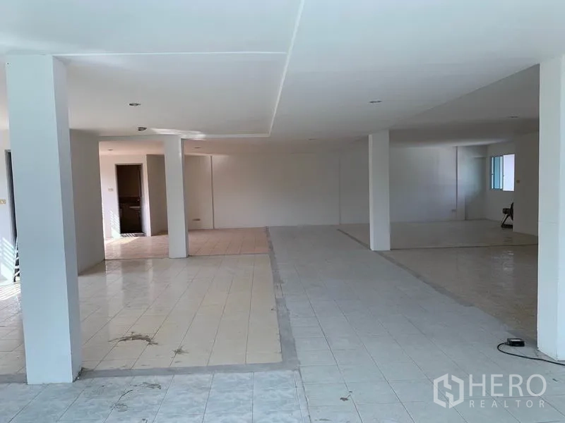 办公空间 出租在Huai Khwang, Bangkok - 大开间办公室楼层，瓷砖地面、白色立柱与嵌入式照明。