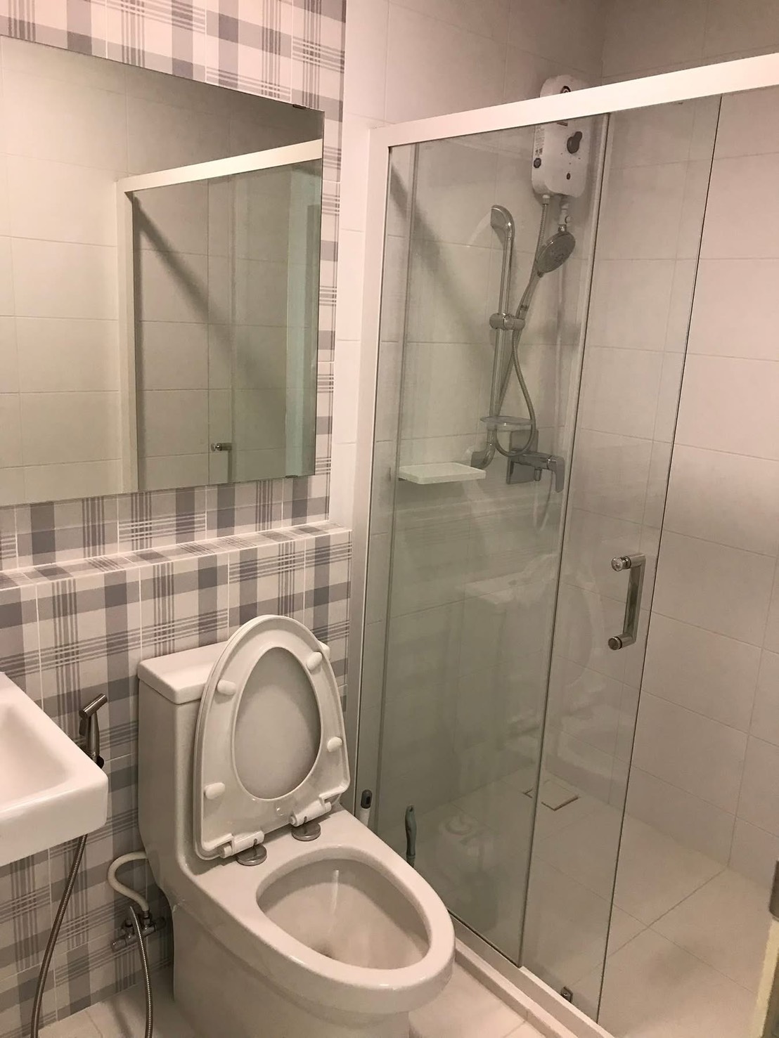 联排别墅 for rent in Prawet, Bangkok - 现代浴室，玻璃干湿分离、热水器与格纹墙砖。