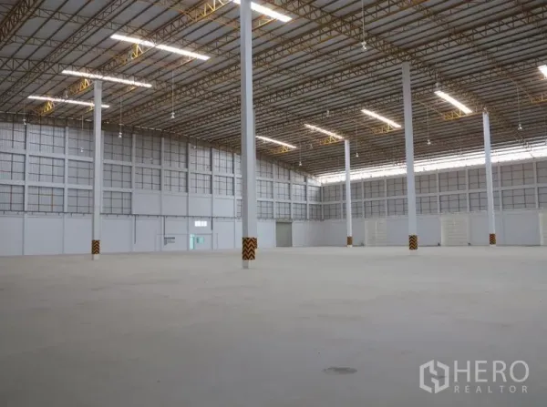 货栈 出租在Lopburi - 开阔厂房地面平整，采光带与成列立柱