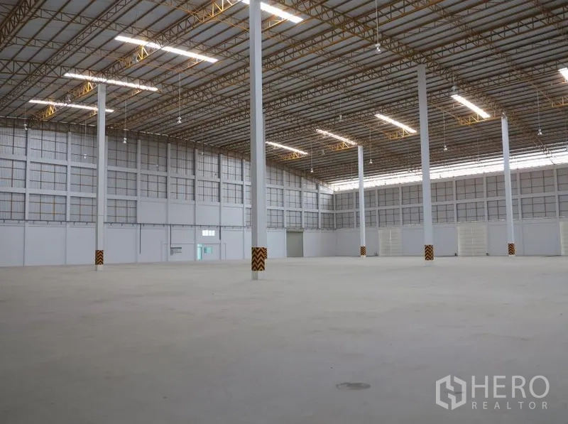 货栈 出租在Lopburi - 开阔厂房地面平整，采光带与成列立柱