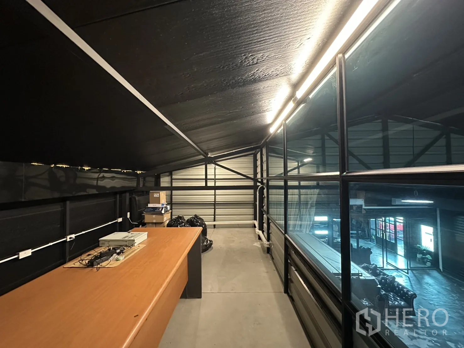 โกดัง for rent in Phra Khanong, Bangkok - ชั้นลอยออฟฟิศกั้นกระจกพร้อมโต๊ะยาว มองลงสู่โถงโกดัง