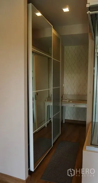 คอนโด ขายในKhlong Toei, Bangkok - โถงทางเดินพร้อมตู้เสื้อผ้าบานกระจกเลื่อนและโต๊ะเครื่องแป้งขนาดกะทัดรัด