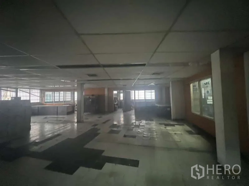 พื้นที่ขายปลีก ให้เช่าในKhlong Toei, Bangkok - พื้นที่เปิดโล่งขนาดใหญ่ พื้นกระเบื้อง หน้าต่าง และฝ้าทีบาร์