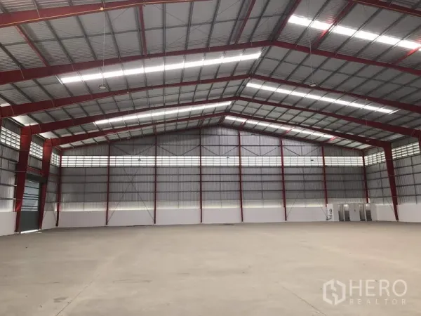 คลังสินค้า ให้เช่าในPak Kret, Nonthaburi - ฮอลล์เก็บสินค้าแบบไร้เสา มีประตูม้วนหลายบานและไฟสกายไลท์สว่าง
