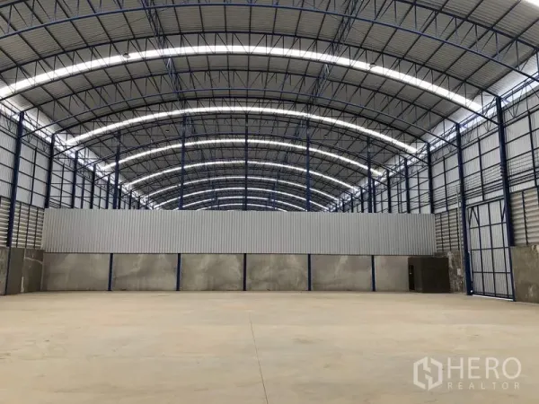 工厂 出租在Lat Lum Kaeo, Pathum Thani - 无柱仓库大厅，弧形屋架与部分分隔墙。