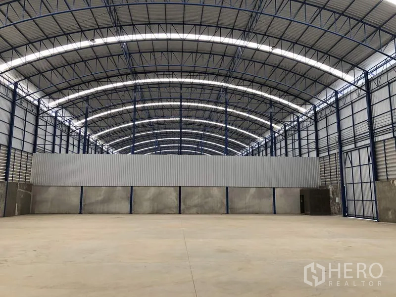 工厂 出租在Lat Lum Kaeo, Pathum Thani - 无柱仓库大厅，弧形屋架与部分分隔墙。