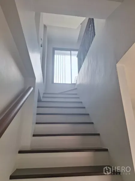 联排别墅 出租在Mueang Samut Prakan, Samut Prakan - 通往采光窗台的白色楼梯。