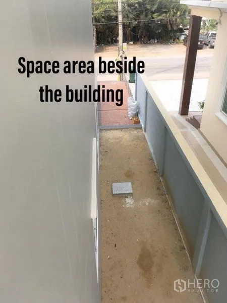 สำนักงานที่บ้าน ให้เช่าในMin Buri, Bangkok - พื้นที่ด้านข้างตัวอาคารเป็นทางยาวหลังประตูหน้า