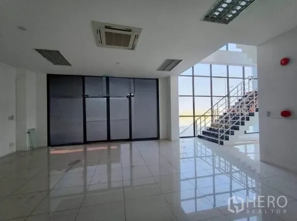 货栈 出租或出售在Pathum Thani - 采光充足的大堂，瓷砖地面与玻璃楼梯。