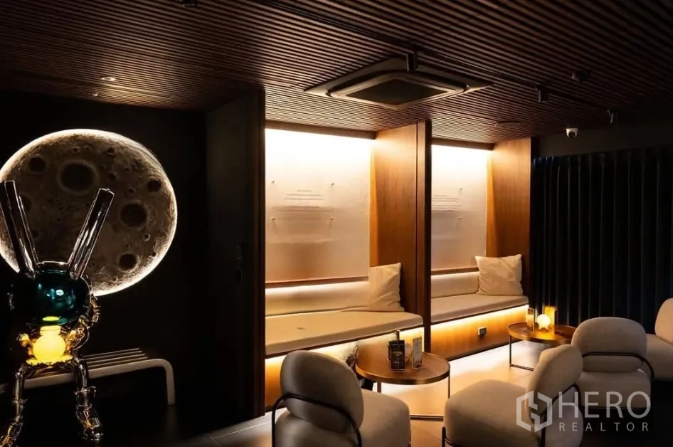 Retail Space for rent in Watthana, Bangkok - Lounge area with built-in wooden booths, cushioned seating, and warm lighting.