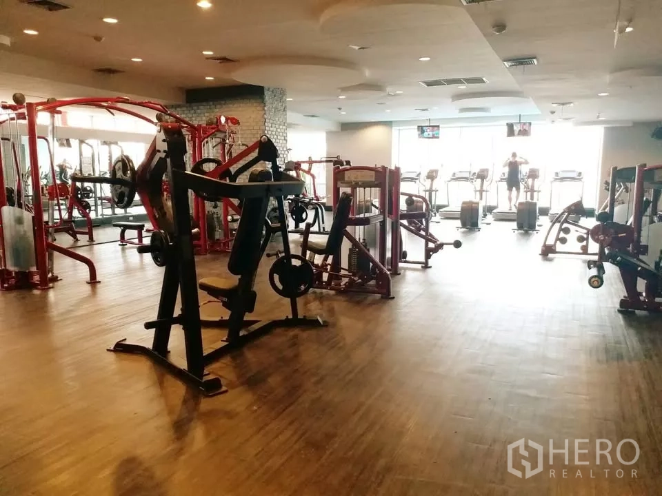 公寓 出租在Khlong Toei, Bangkok - 公寓内设备齐全的健身房，配重训与有氧区。