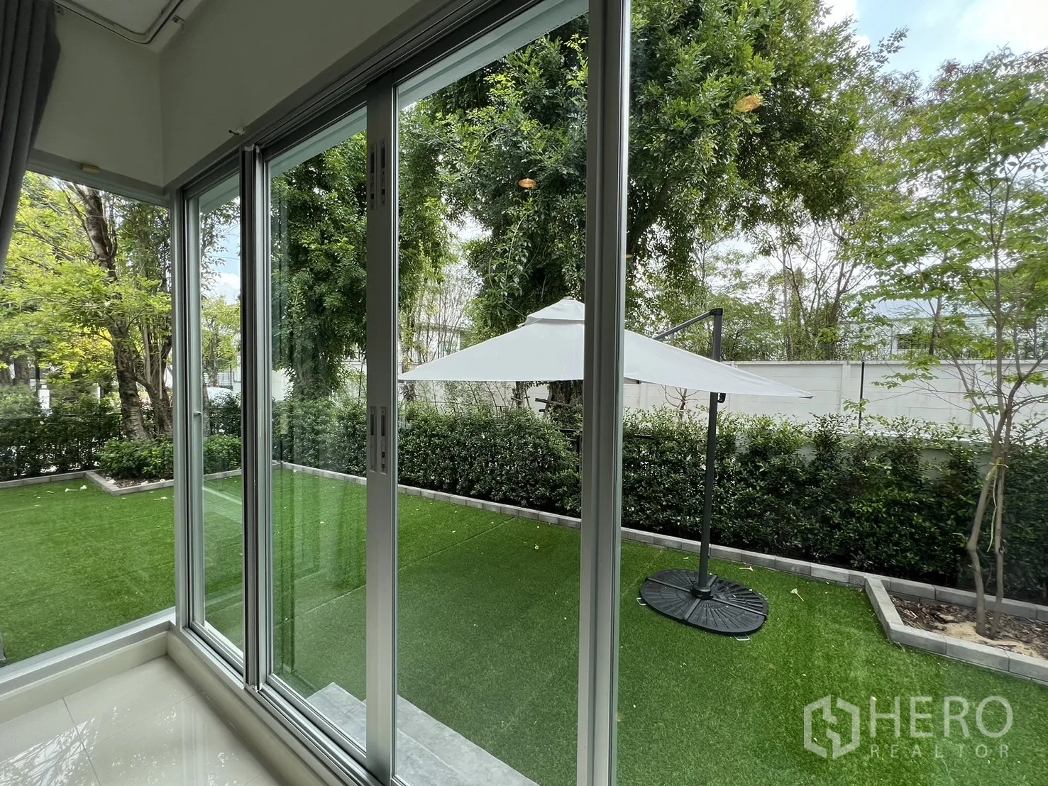 独立式住宅 出租在Saphan Sung, Bangkok - 楼上多功能房，蓝色特色墙与木地板