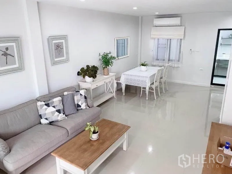 ทาวน์เฮาส์ ให้เช่าในPrawet, Bangkok - ห้องนั่งเล่นและรับประทานอาหารแบบโอเพ่นสเปซ สว่าง โล่ง พร้อมโซฟา โต๊ะอาหาร พื้นเงางามและไฟดาวน์ไลท์