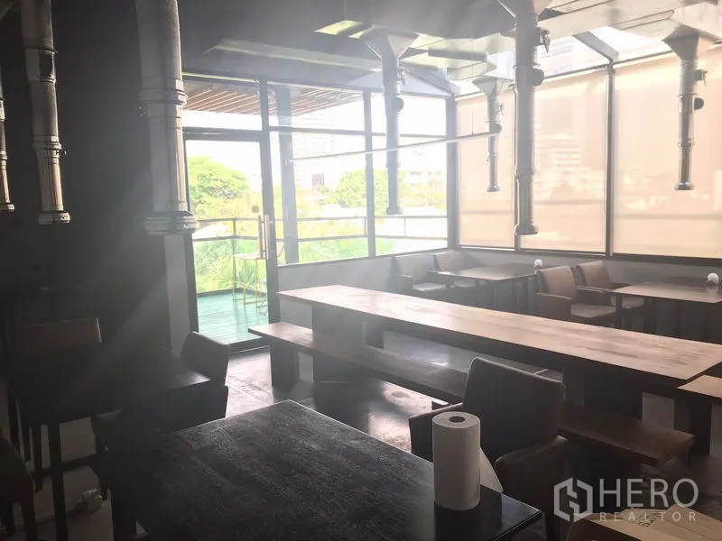 พื้นที่ขายปลีก ให้เช่าในWatthana, Bangkok - ห้องรับประทานอาหารสว่าง หน้าต่างเต็มบาน ม้านั่งไม้ และทางออกสู่ระเบียง