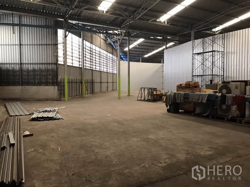 คลังสินค้า ให้เช่าในBang Na, Bangkok - ภายในโกดังกว้าง เสาโครงเหล็ก แผงรับแสงธรรมชาติและช่องระบายอากาศ พื้นที่จัดเก็บโล่ง