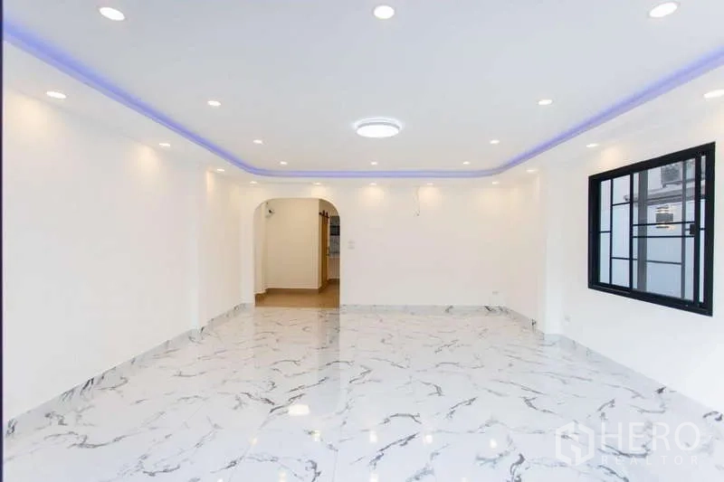 สำนักงานที่บ้าน ขายในHuai Khwang, Bangkok - ห้องกว้างโทนขาว พื้นหินอ่อน ไฟซ่อนฝ้า และช่องทางโค้ง