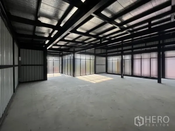 零售空间 出租在Bang Na, Bangkok - 上层大空间，四周磨砂玻璃墙引入大量自然光。