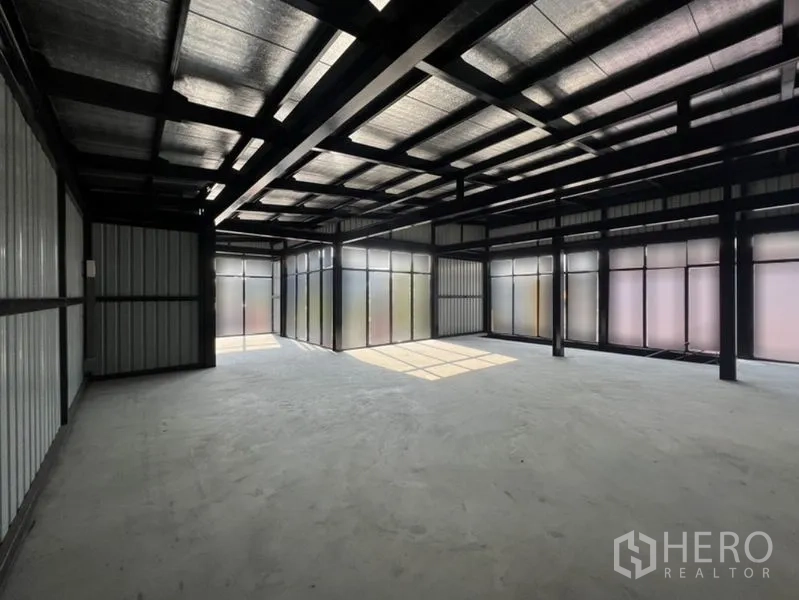 零售空间 出租在Bang Na, Bangkok - 上层大空间，四周磨砂玻璃墙引入大量自然光。