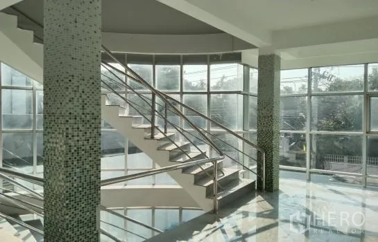 货栈 出租或出售在Prawet, Bangkok - 采光充沛的中庭，弧形楼梯与落地窗。